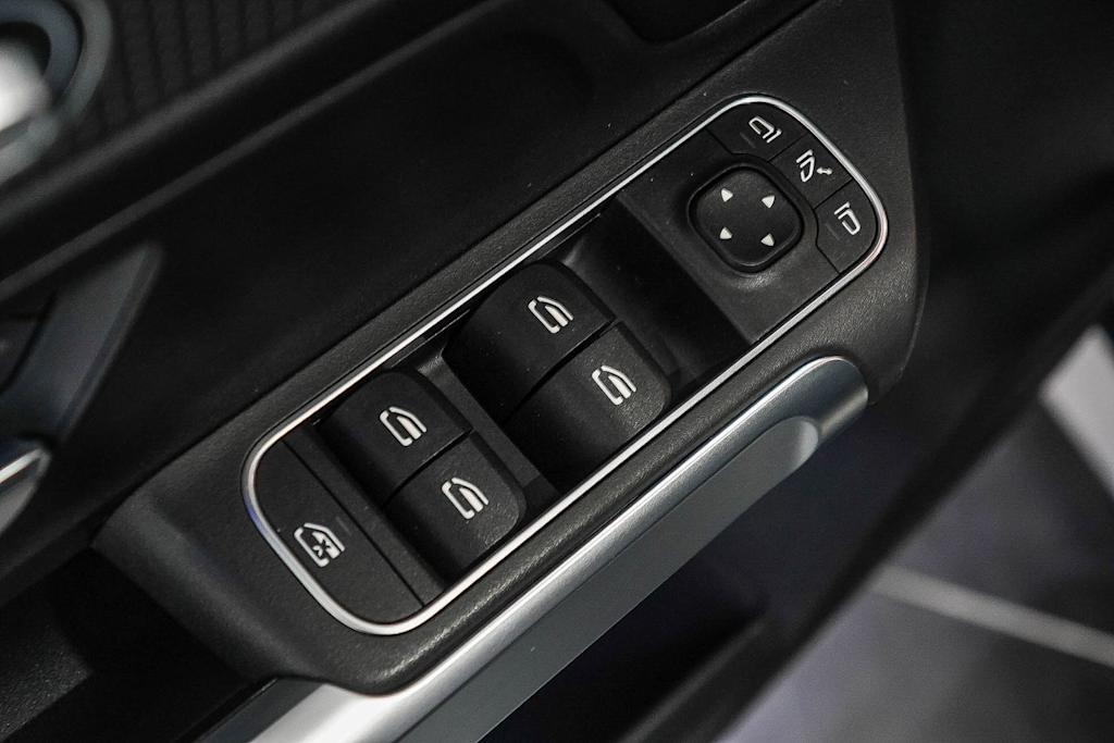 Thumbnail: 2022 Mercedes-Benz GLB - 25