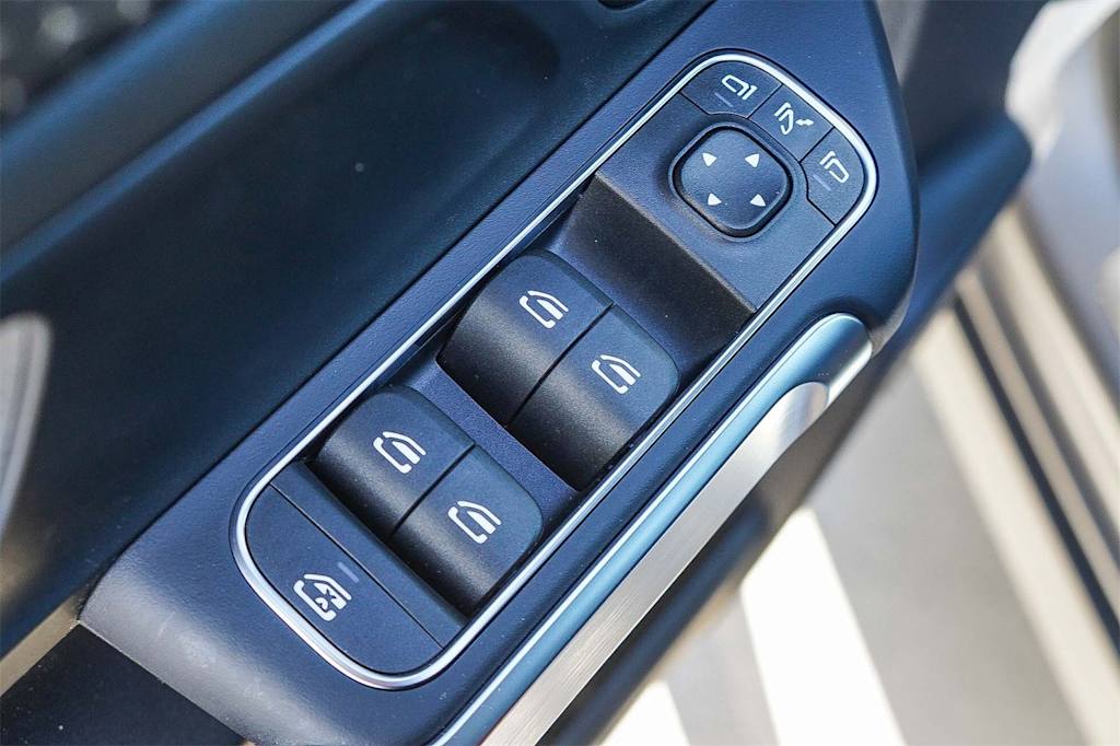 Thumbnail: 2025 Mercedes-Benz EQB - 25