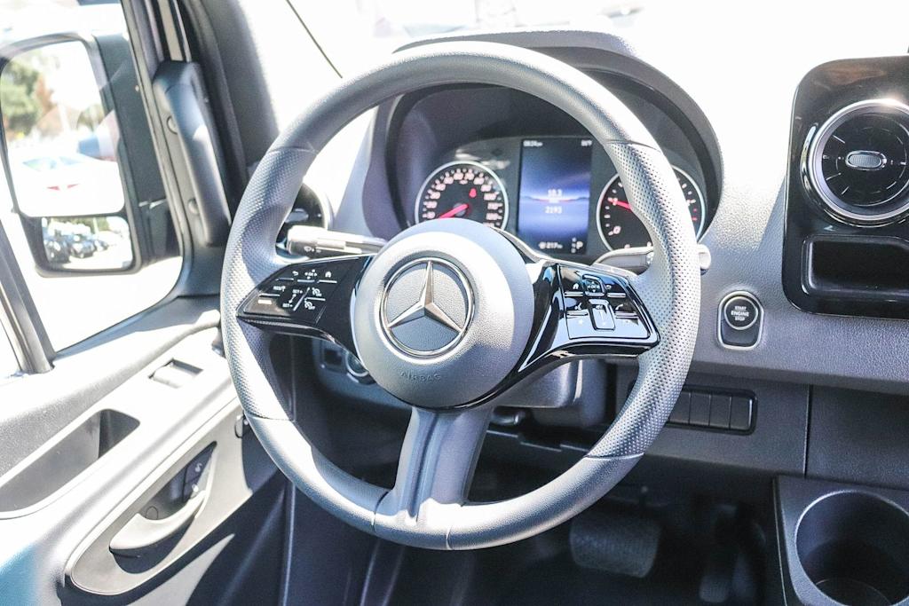 Thumbnail: 2025 Mercedes-Benz Sprinter - 8