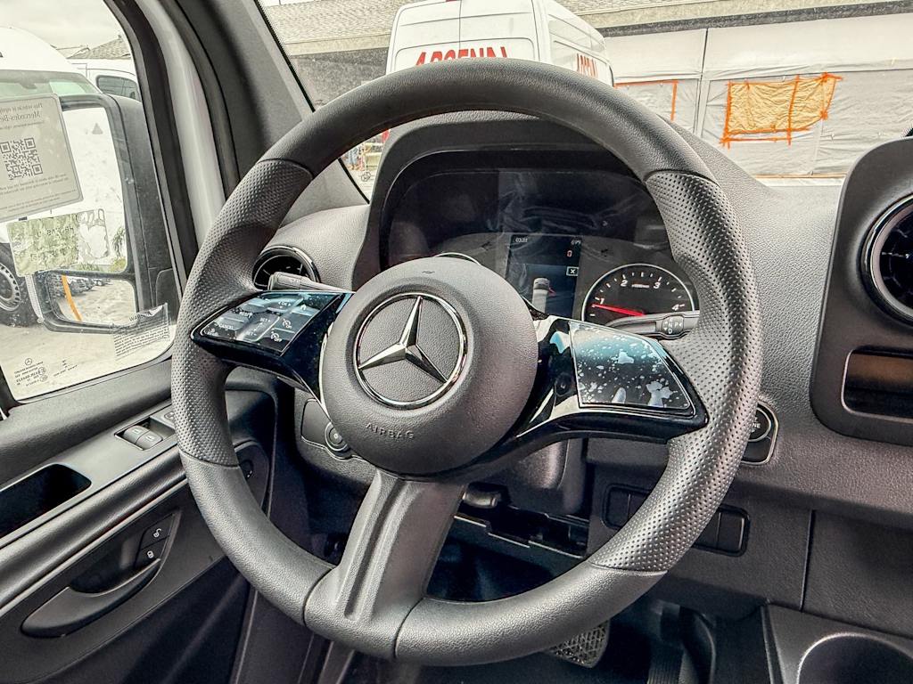 Thumbnail: 2025 Mercedes-Benz Sprinter - 10