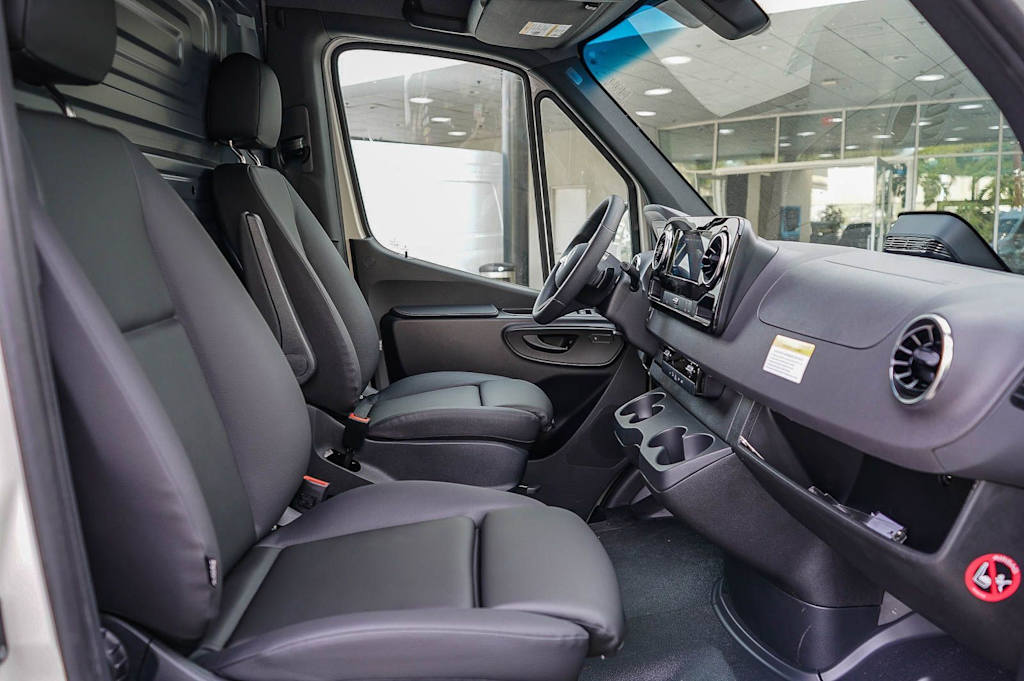 Thumbnail: 2026 Mercedes-Benz Sprinter - 9