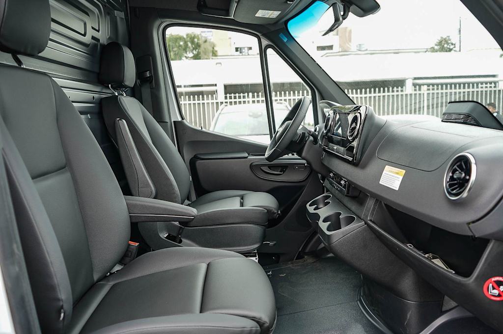 Thumbnail: 2026 Mercedes-Benz Sprinter - 9