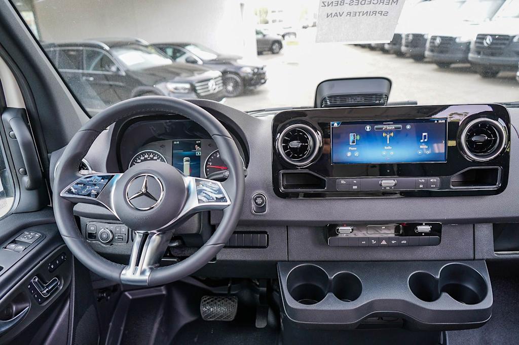 Thumbnail: 2025 Mercedes-Benz Sprinter - 9