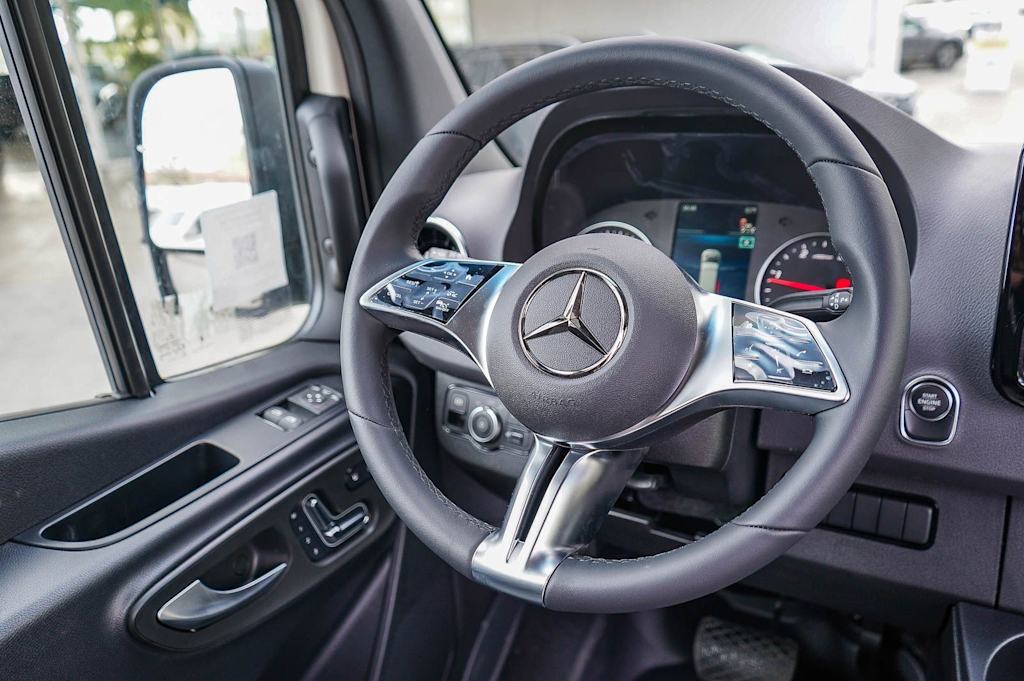 Thumbnail: 2025 Mercedes-Benz Sprinter - 13