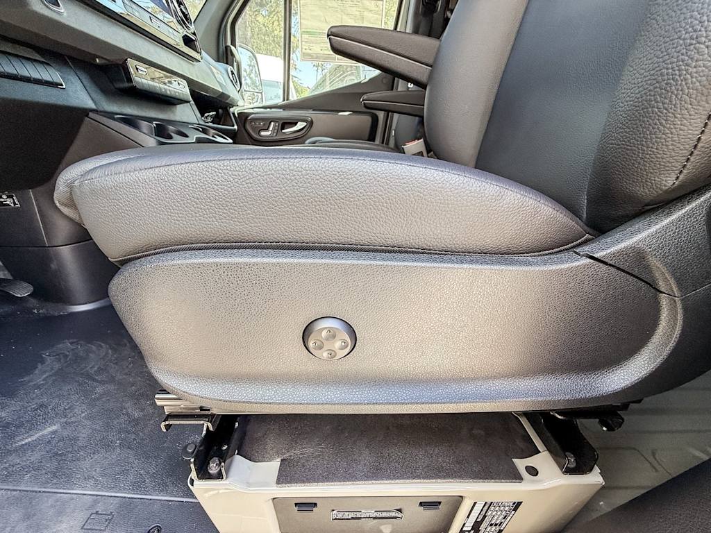 Thumbnail: 2025 Mercedes-Benz Sprinter - 21