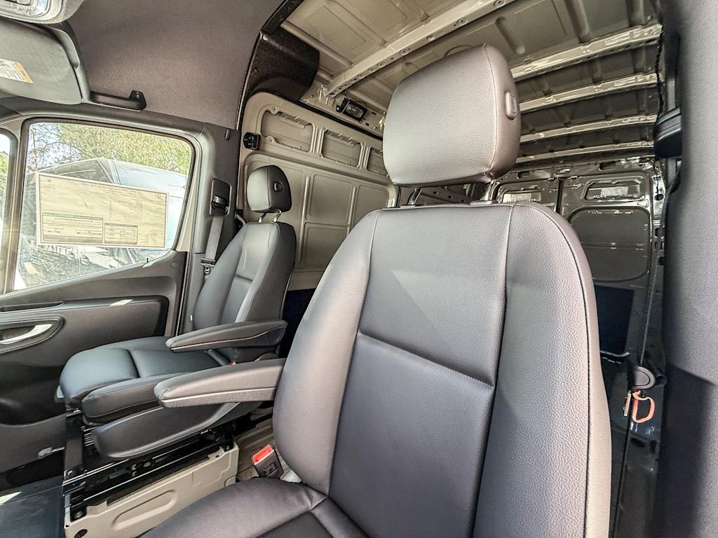 Thumbnail: 2025 Mercedes-Benz Sprinter - 26