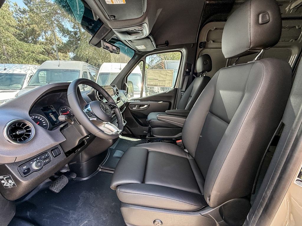 Thumbnail: 2025 Mercedes-Benz Sprinter - 9