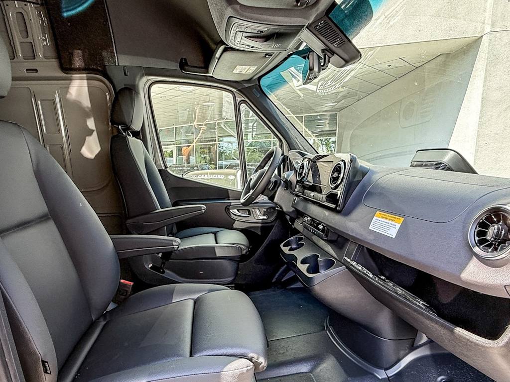 Thumbnail: 2025 Mercedes-Benz Sprinter - 8