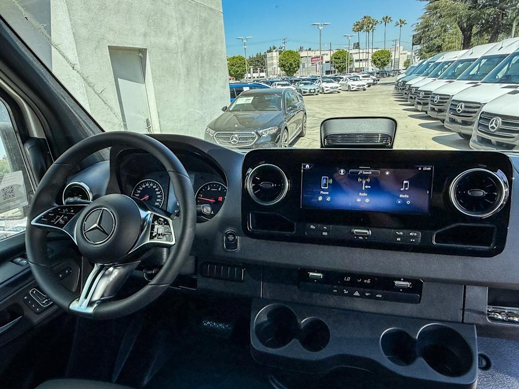 Thumbnail: 2025 Mercedes-Benz Sprinter - 7
