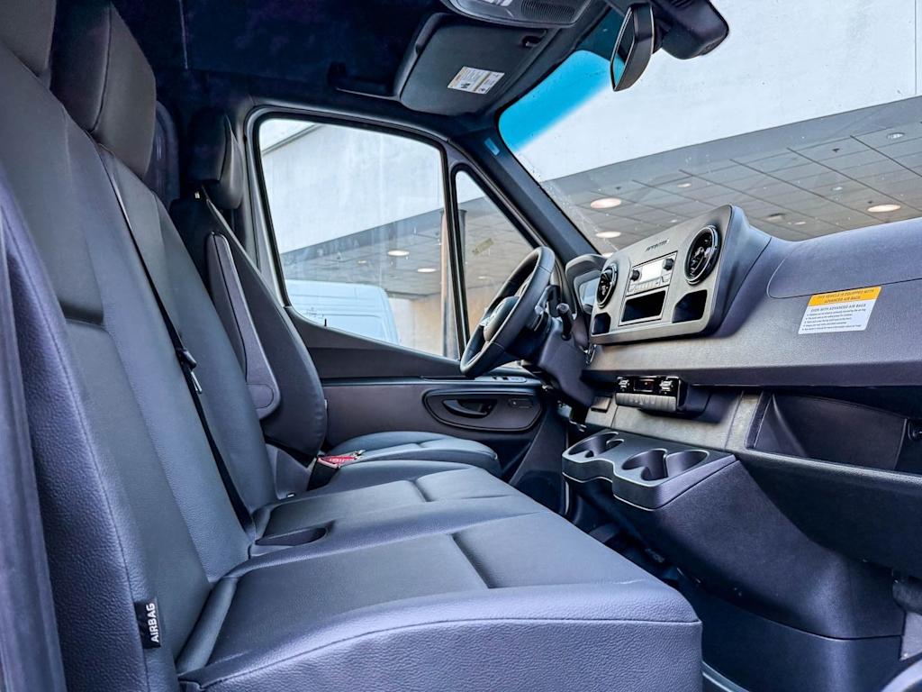 Thumbnail: 2025 Mercedes-Benz Sprinter - 7