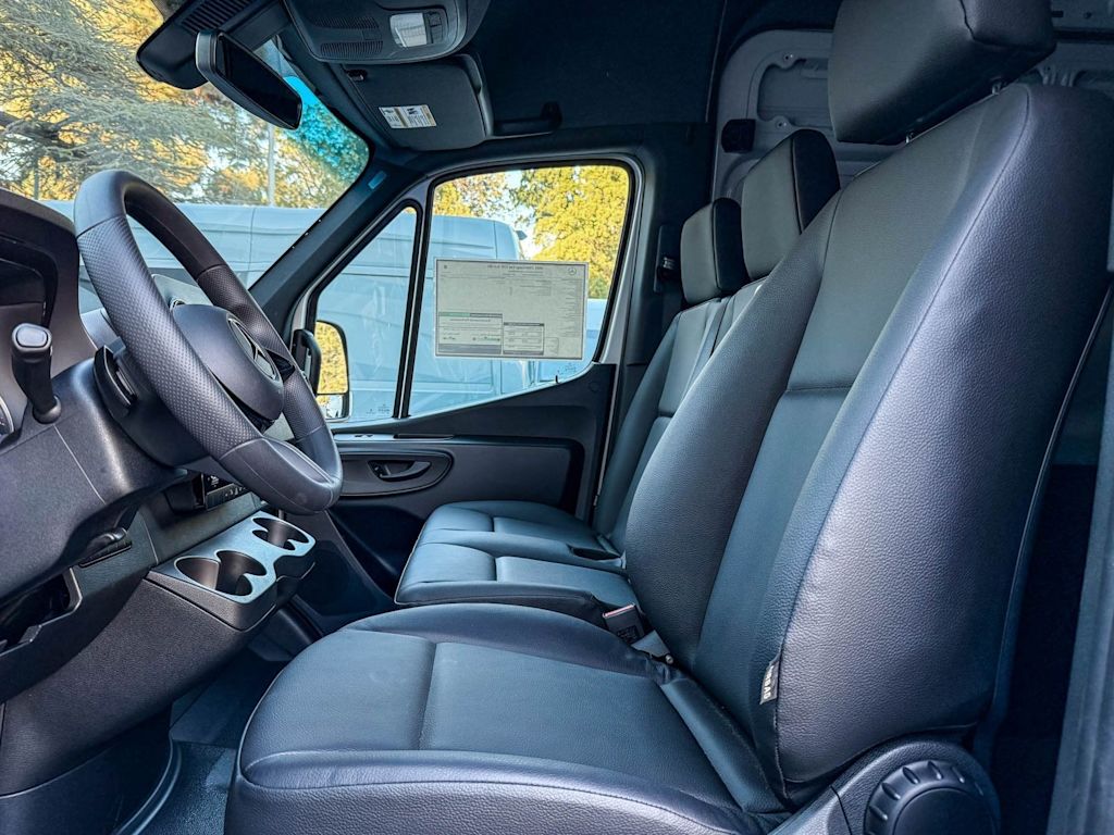 Thumbnail: 2025 Mercedes-Benz Sprinter - 8