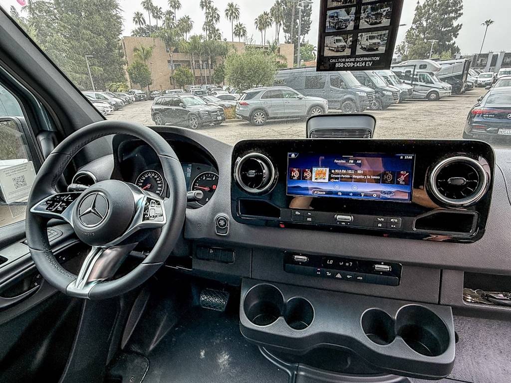 Thumbnail: 2025 Mercedes-Benz Sprinter - 8