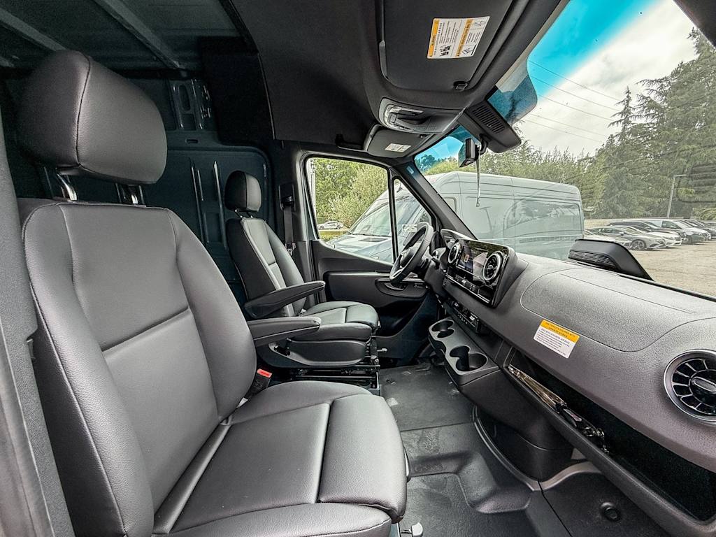 Thumbnail: 2025 Mercedes-Benz Sprinter - 9