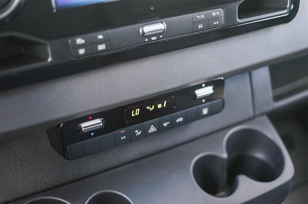 Thumbnail: 2024 Mercedes-Benz eSprinter - 22