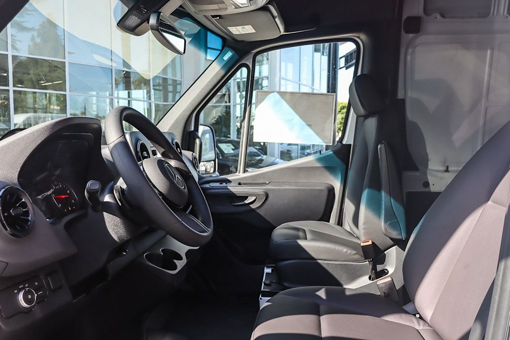 Thumbnail: 2025 Mercedes-Benz Sprinter - 11