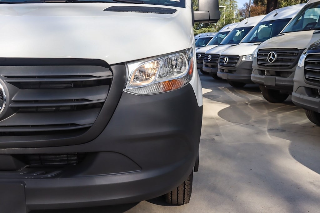 Thumbnail: 2025 Mercedes-Benz Sprinter - 17