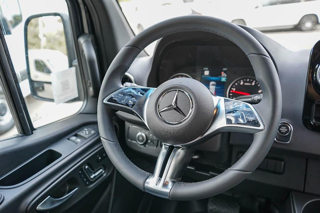 Thumbnail: 2026 Mercedes-Benz Sprinter - 8