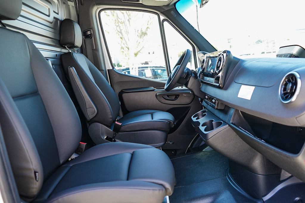 Thumbnail: 2026 Mercedes-Benz Sprinter - 9