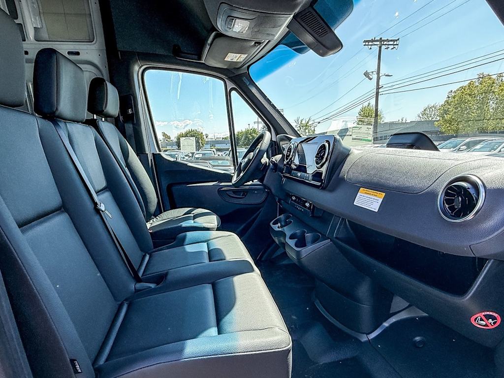 Thumbnail: 2025 Mercedes-Benz Sprinter - 10