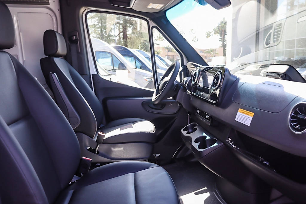 Thumbnail: 2025 Mercedes-Benz Sprinter - 9