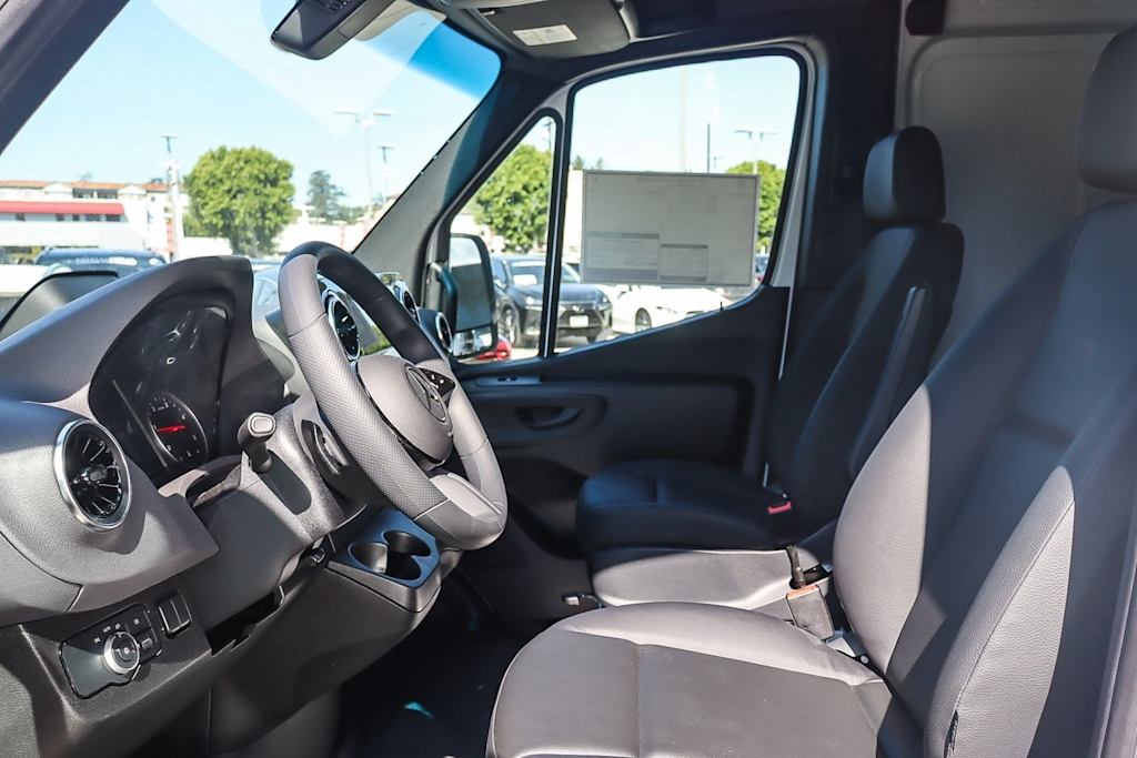 Thumbnail: 2025 Mercedes-Benz Sprinter - 10