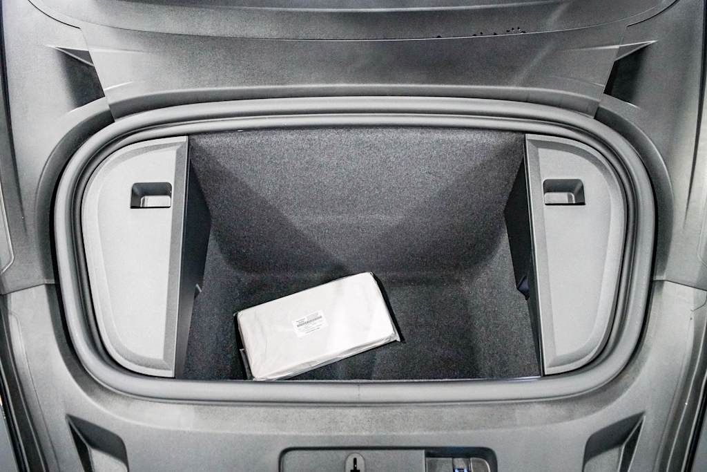 Thumbnail: 2023 Porsche Taycan - 31