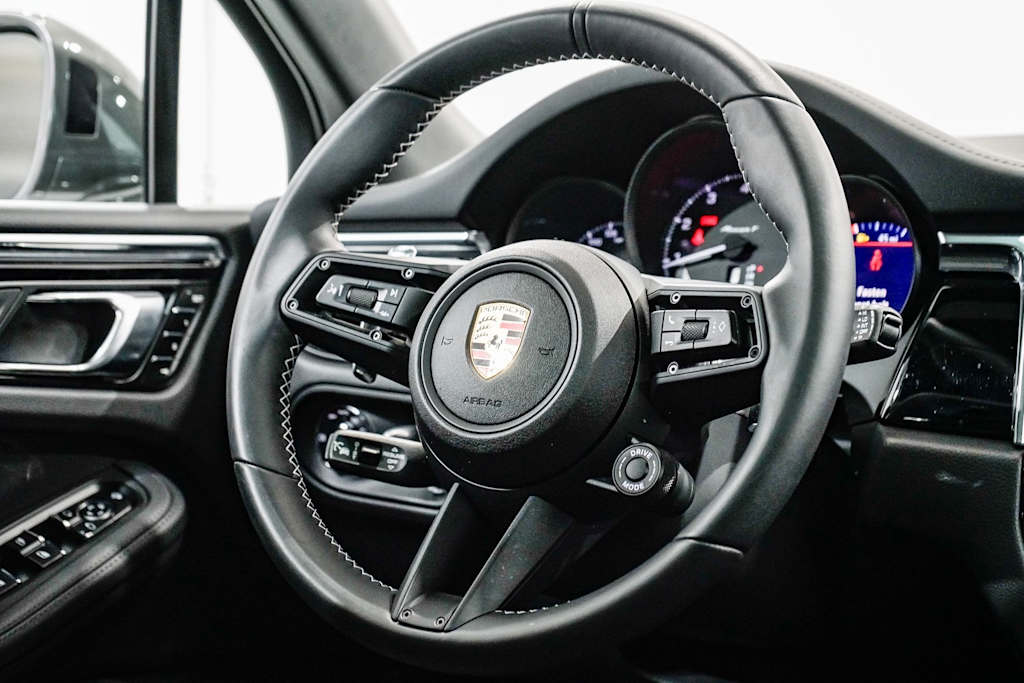 2025 Porsche Macan T 12