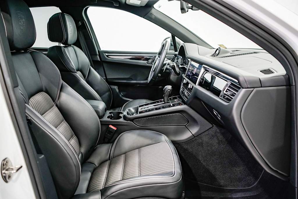 2025 Porsche Macan T 9