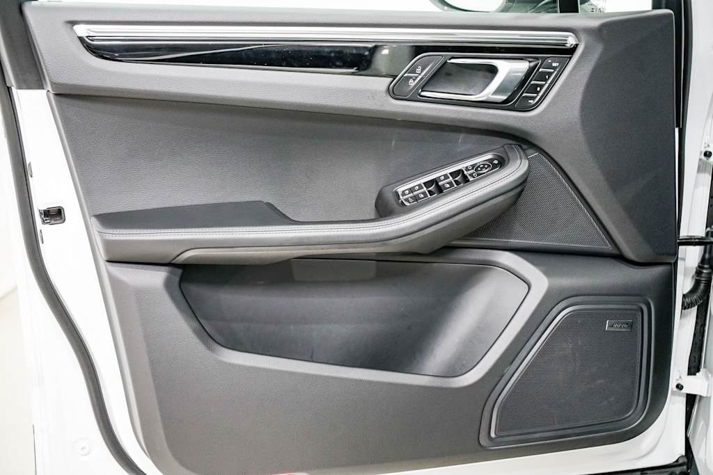 2025 Porsche Macan T 23