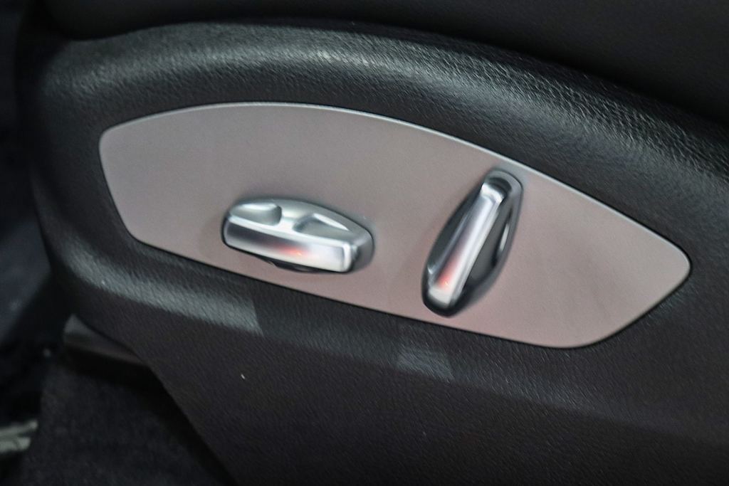 Thumbnail: 2024 Porsche Macan - 24