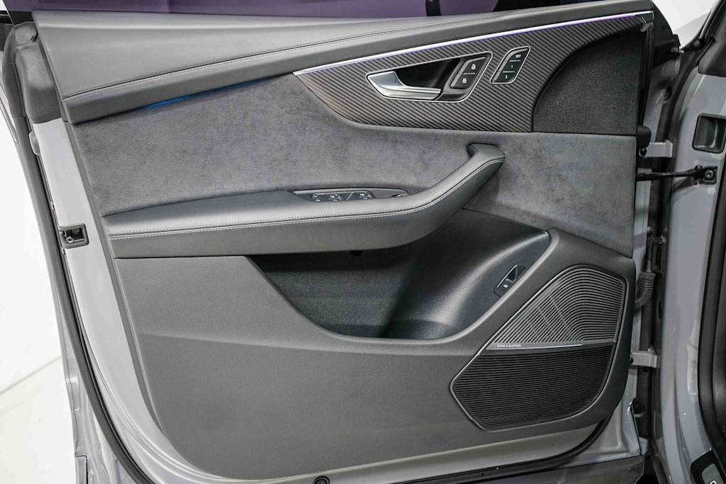 Thumbnail: 2024 Audi RS Q8 - 24