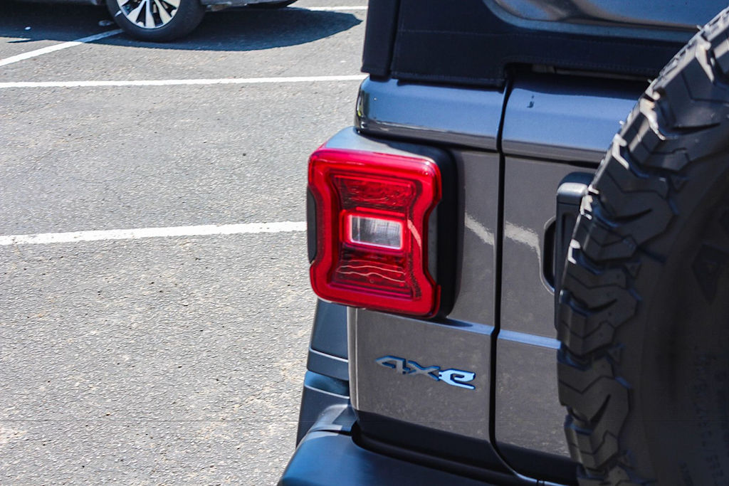Thumbnail: 2021 Jeep Wrangler - 21