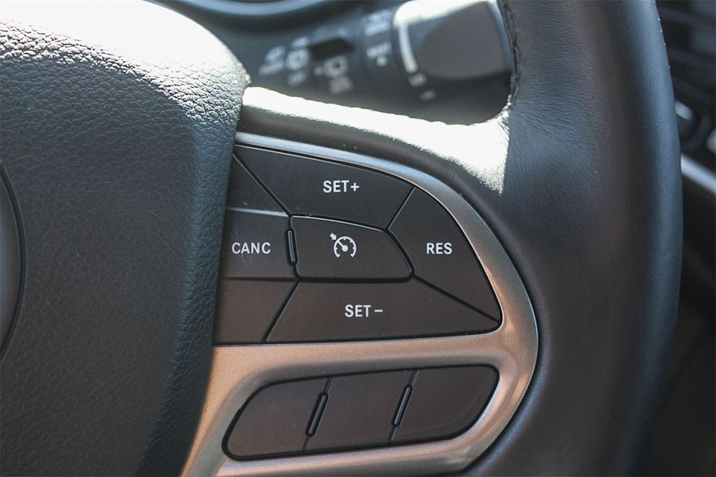 Thumbnail: 2019 Jeep Cherokee - 32