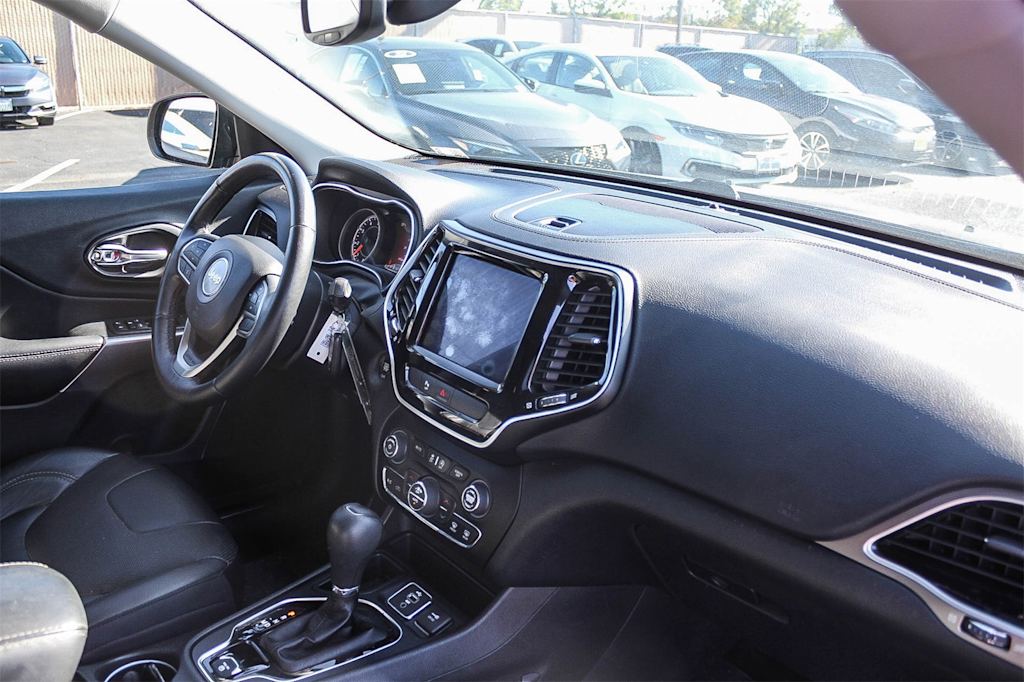 Thumbnail: 2019 Jeep Cherokee - 12