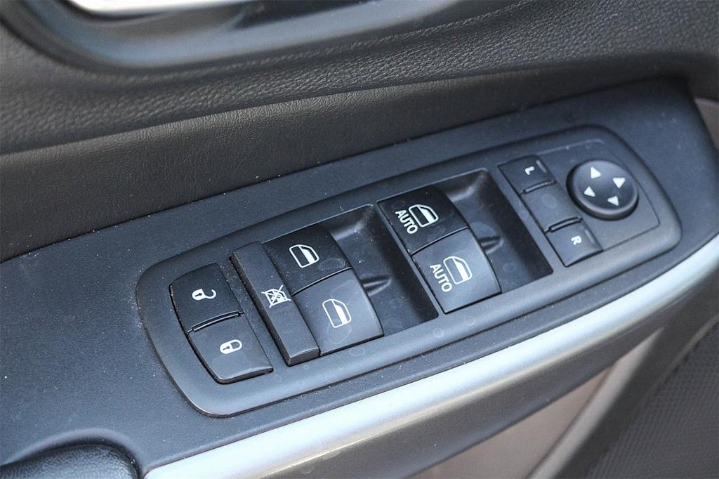 Thumbnail: 2019 Jeep Cherokee - 28