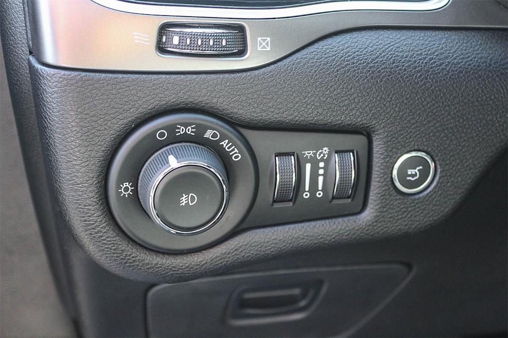 Thumbnail: 2019 Jeep Cherokee - 30