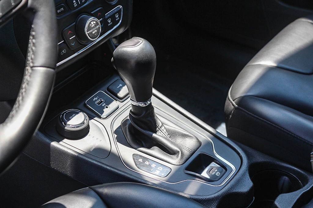 Thumbnail: 2020 Jeep Cherokee - 14