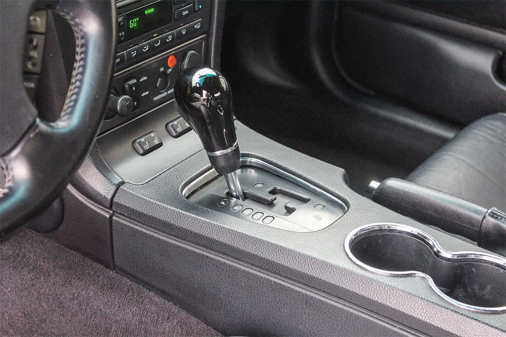 Thumbnail: 2005 Ford Thunderbird - 11