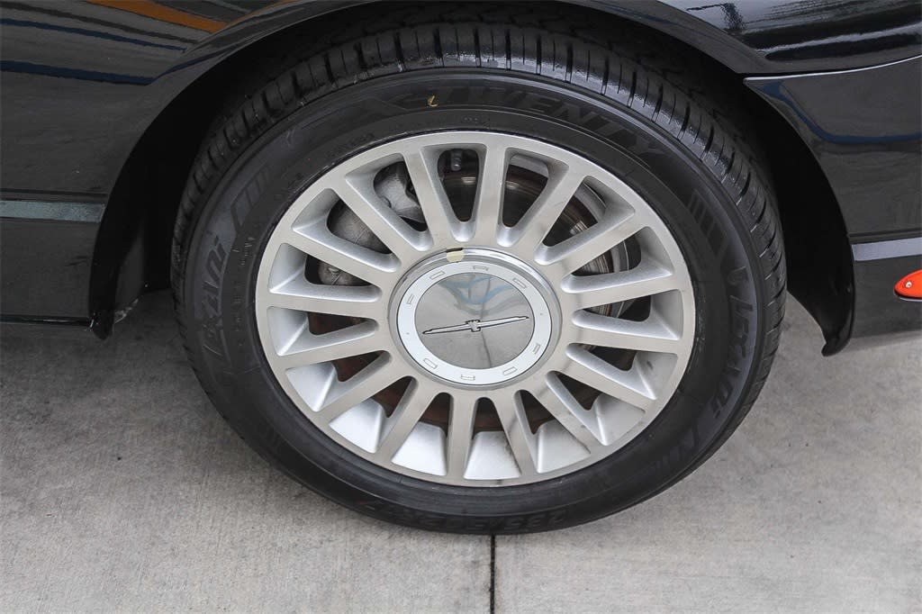 Thumbnail: 2005 Ford Thunderbird - 19