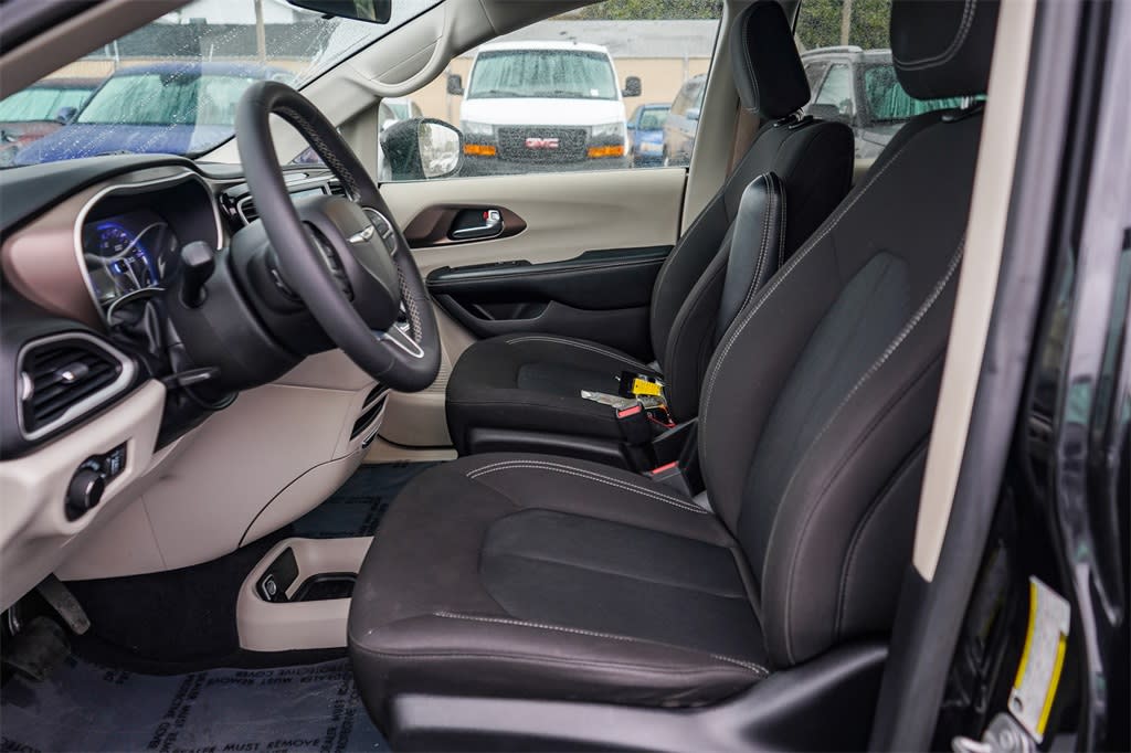 2022 Chrysler Voyager LX 11