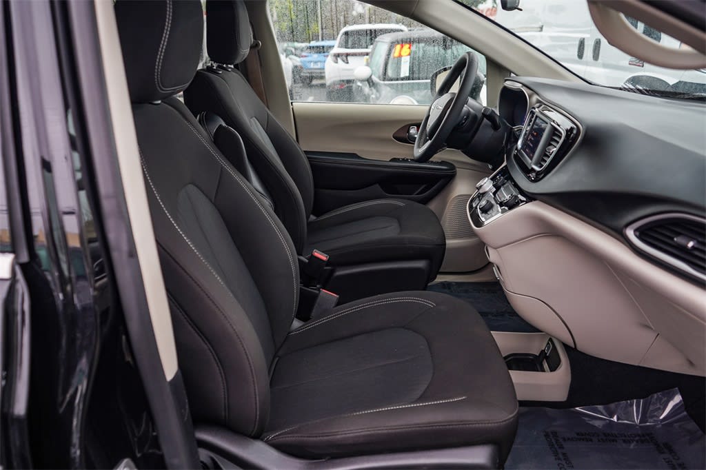 2022 Chrysler Voyager LX 10