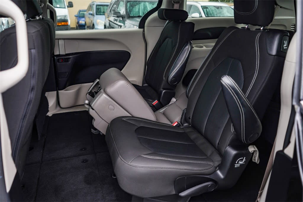 2022 Chrysler Voyager LX 12