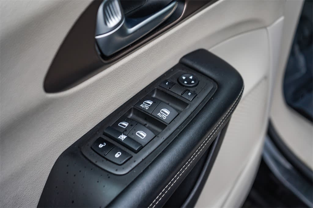 2022 Chrysler Voyager LX 26