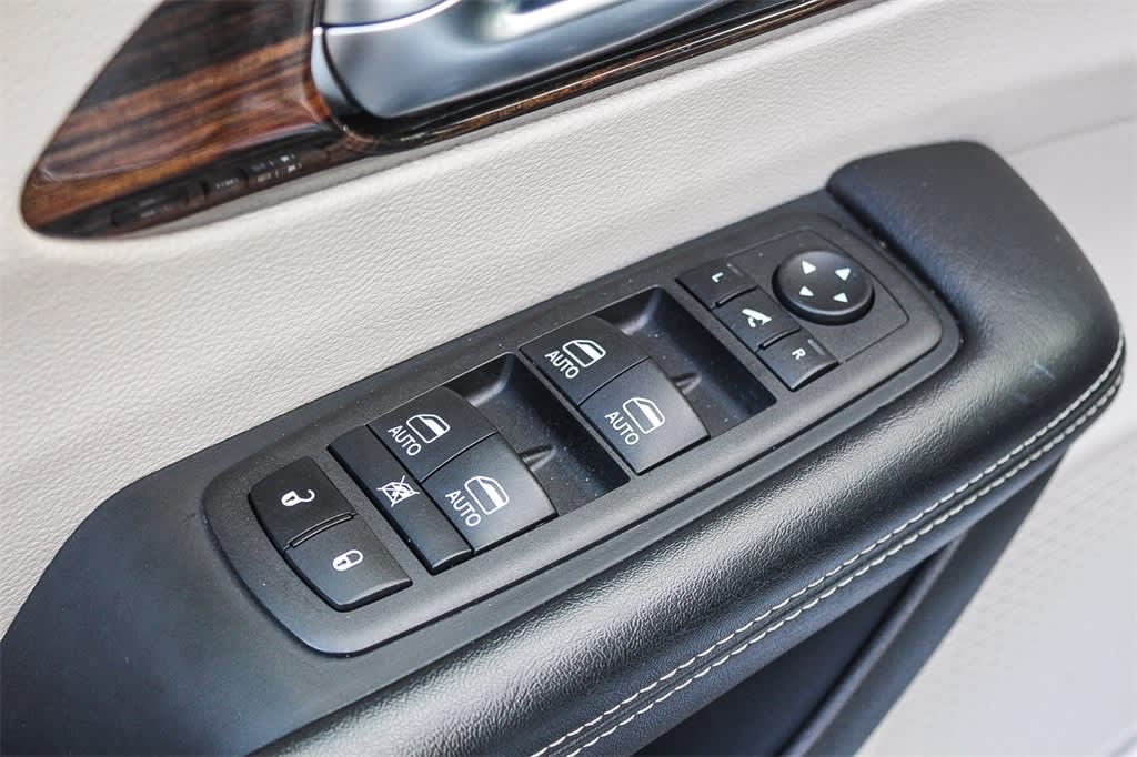 Thumbnail: 2023 Chrysler Pacifica - 25