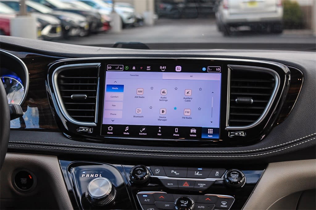 Thumbnail: 2023 Chrysler Pacifica - 24