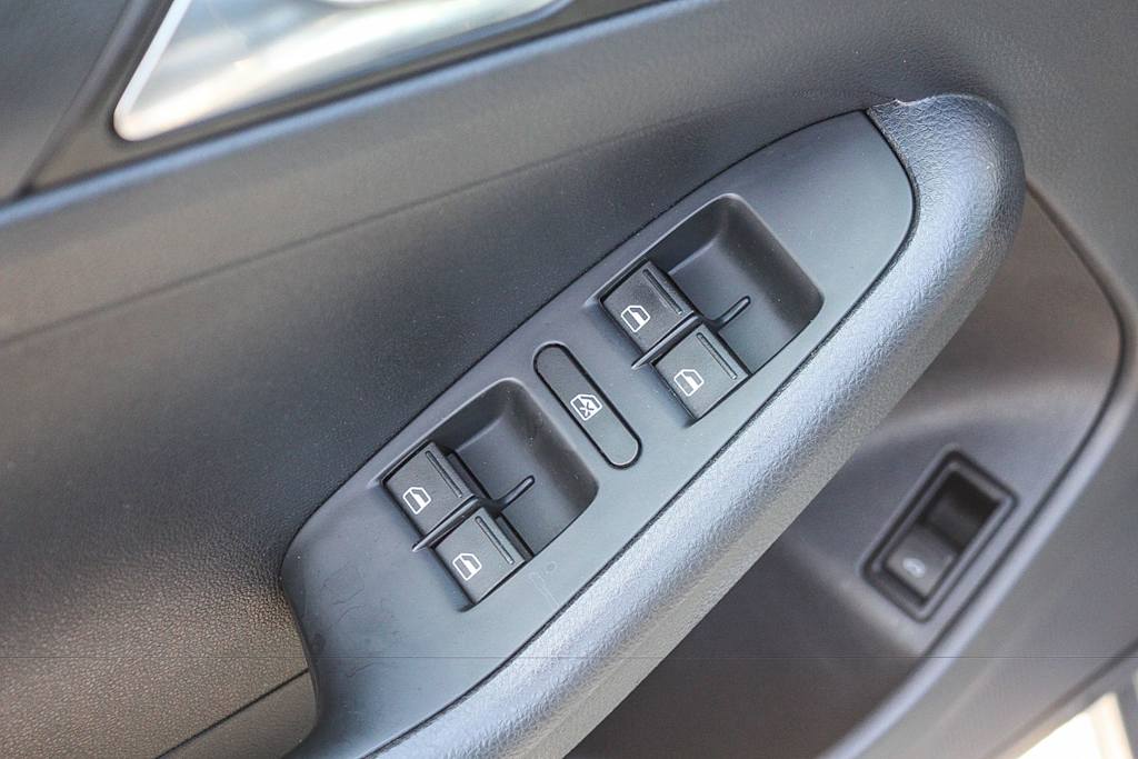 Thumbnail: 2015 Volkswagen Jetta - 26