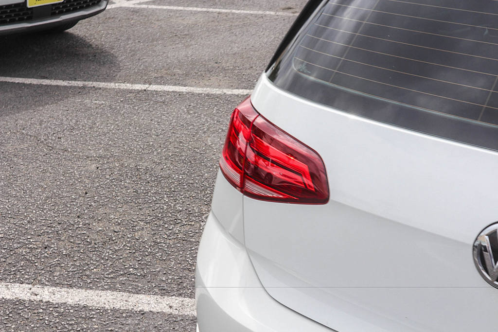 Thumbnail: 2019 Volkswagen Golf - 14