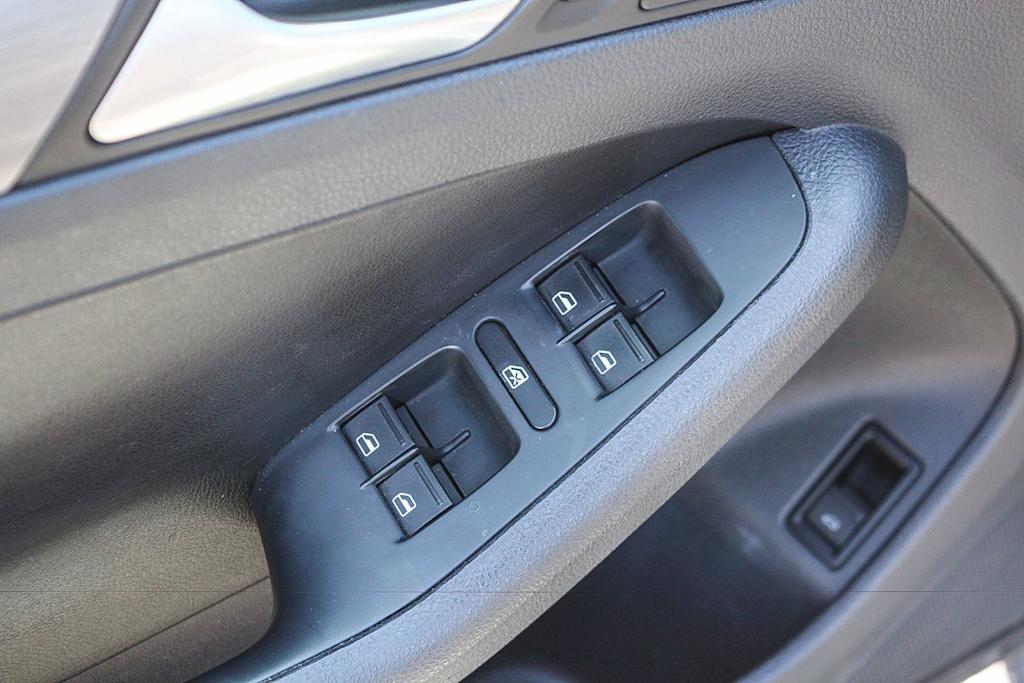 Thumbnail: 2016 Volkswagen Jetta - 25