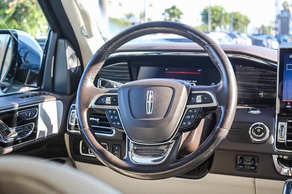 Thumbnail: 2024 Lincoln Navigator L - 9