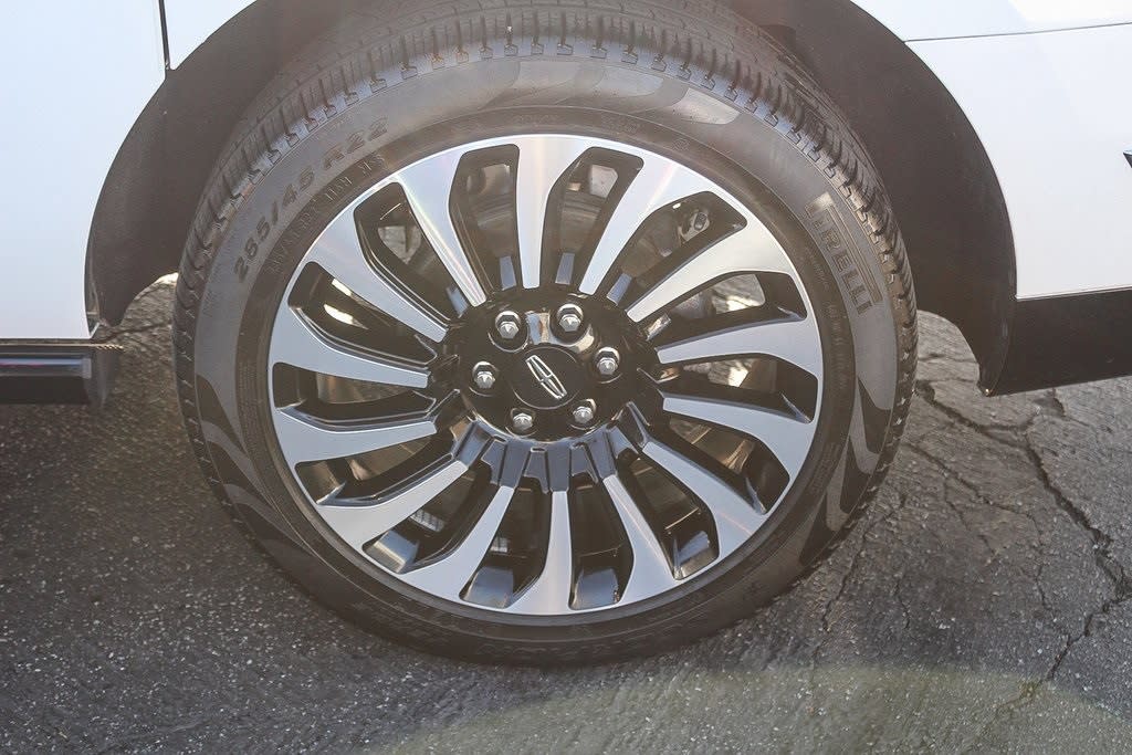 Thumbnail: 2024 Lincoln Navigator L - 7